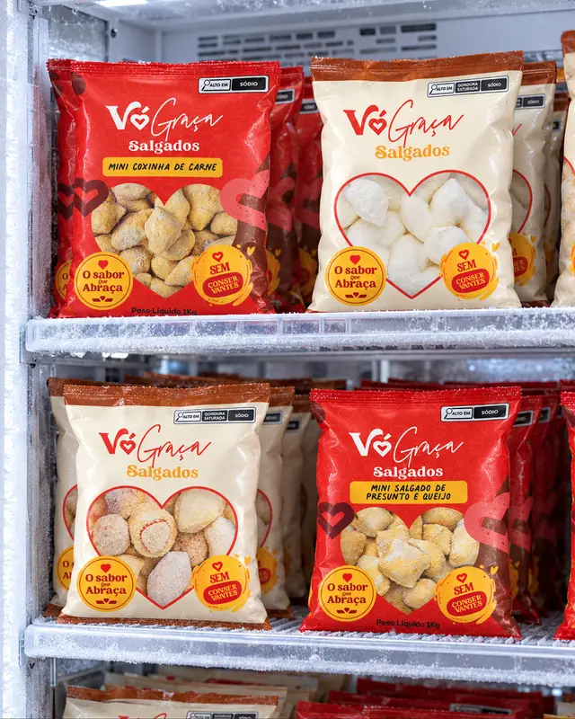 Freezer de supermercado com pacotes Vó Graça