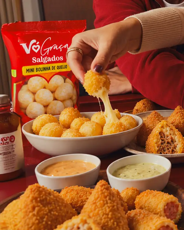 Bolinhas de queijo com queijo derretido puxando